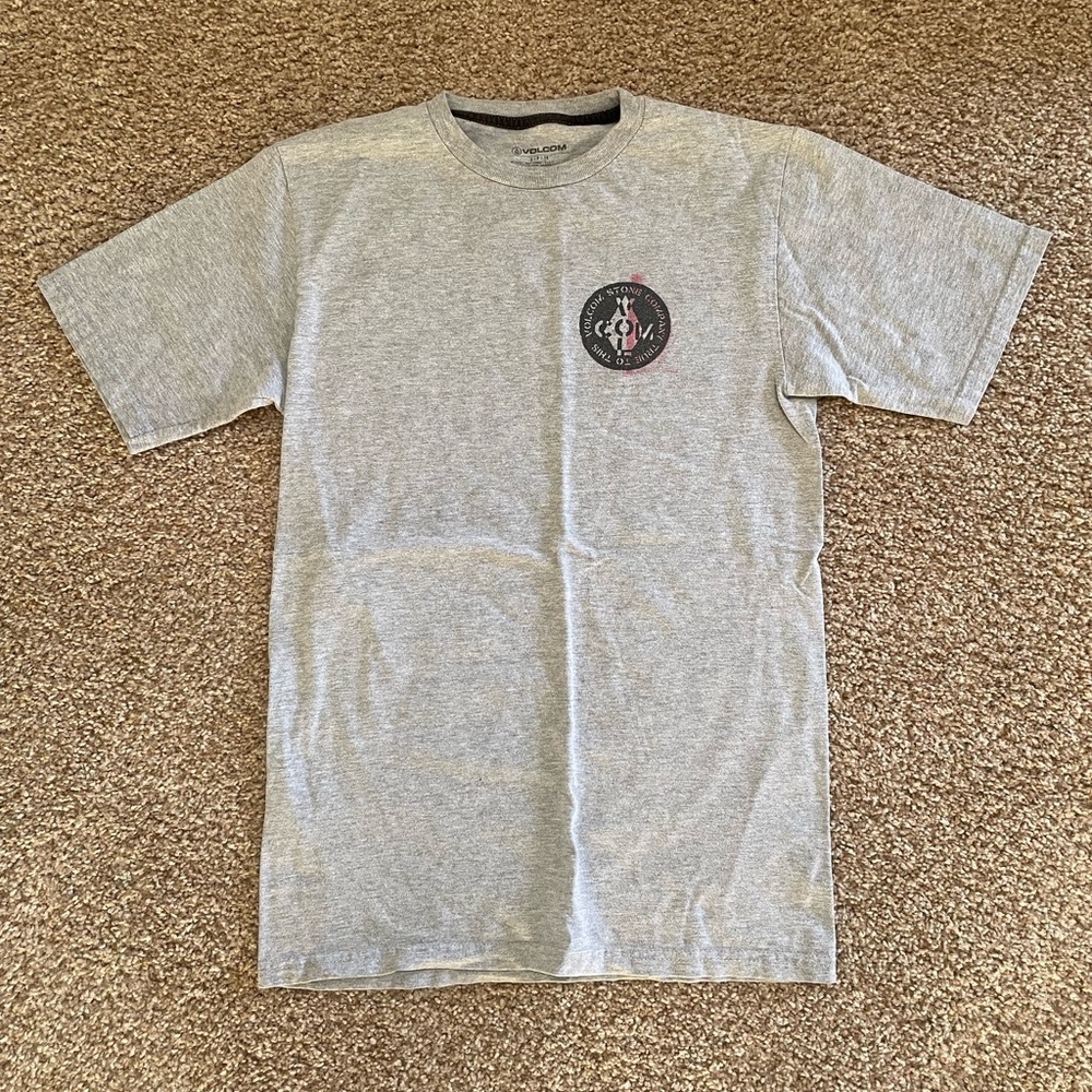 Small gray volcom t shirt men